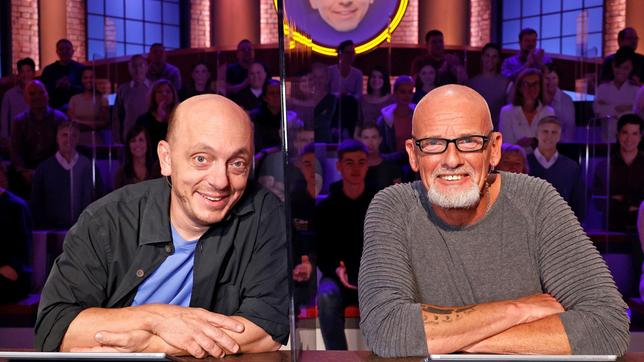 Bild: ARD/Morris Mac Matzen Rateteam-Kapitän Bernhard Hoëcker und der Musiker und Mitglied der Band "Santiano" Björn Both bilden ein Rateteam.