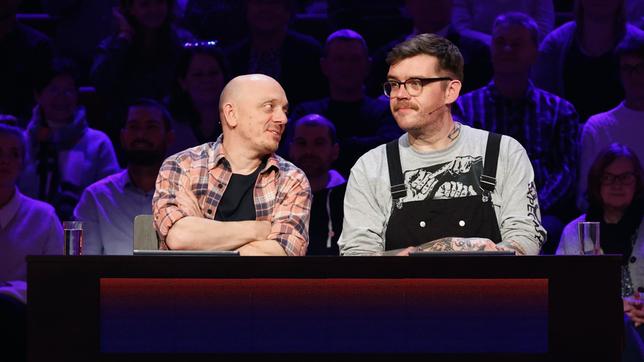 Bild: ARD/Morris Mac Matzen Rateteam-Kapitän Bernhard Hoëcker und der Musiker und Sänger der Band ‚Jupiter Jones’, Nicholas Müller bilden ein Rateteam.