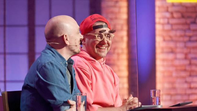 Bild: ARD/Morris Mac Matzen Rateteam-Kapitän Bernhard Hoëcker und der Musikproduzent "Manny" Marc Schneider bilden ein Rateteam.