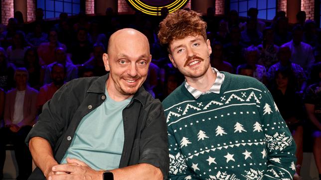 Bild: ARD/Morris Mac Matzen Rateteam-Kapitän Bernhard Hoëcker und der österreichische Kabarettist Benedikt Mitmannsgruber bilden ein Rateteam.
