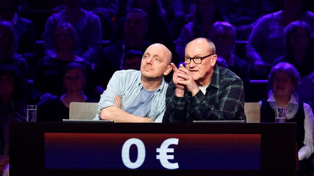 Bild: ARD/Morris Mac Matzen Rateteam-Kapitän Bernhard Hoëcker und der Radiomoderator und Komiker Robert Treutel, alias Bodo Bach bilden ein Rateteam.