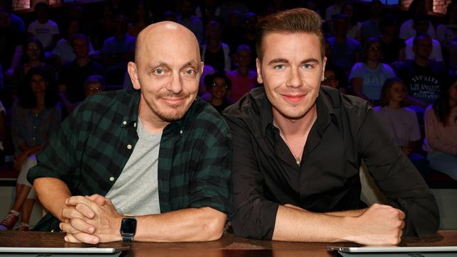 Bild: ARD/Morris Mac Matzen Rateteam-Kapitän Bernhard Hoëcker und der Sänger Eric Philippi bilden ein Rateteam.