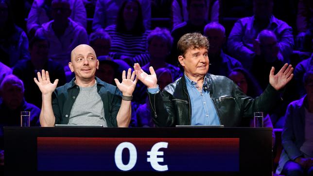 Bild: ARD/Morris Mac Matzen Rateteam-Kapitän Bernhard Hoëcker und der Sänger Frank Schöbel bilden ein Rateteam.