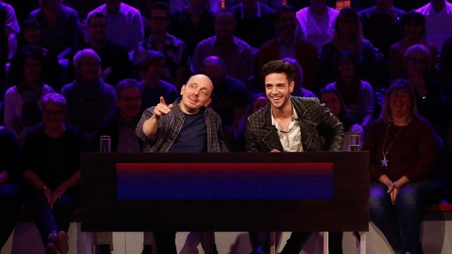 Bild: ARD/Morris Mac Matzen Rateteam-Kapitän Bernhard Hoëcker und der Sänger Luca Hänni bilden ein Rateteam.