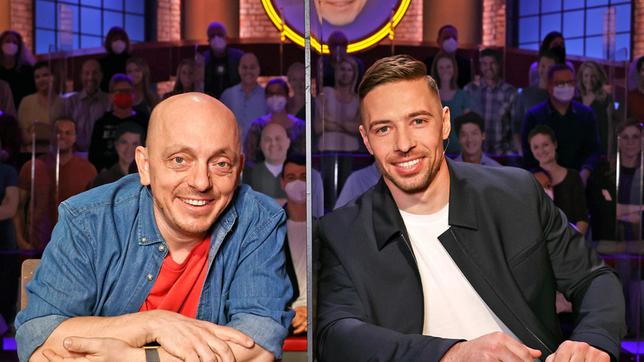 Bild: ARD/Morris Mac Matzen Rateteam-Kapitän Bernhard Hoëcker und der Sänger Ramon Roselly bilden ein Rateteam.
