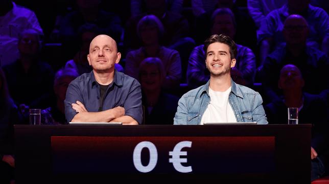 Bild: ARD/Morris Mac Matzen Rateteam-Kapitän Bernhard Hoëcker und der Sänger und Songwriter Octavian Rasinariu bilden ein Rateteam.
