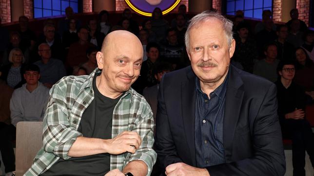 Bild: ARD/Morris Mac Matzen Rateteam-Kapitän Bernhard Hoëcker und der Schauspieler Axel Milberg bilden ein Rateteam.
