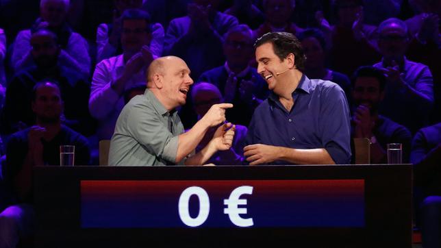 Bild: ARD/Morris Mac Matzen Rateteam-Kapitän Bernhard Hoëcker und der Schauspieler Bastian Pastewka bilden ein Rateteam.