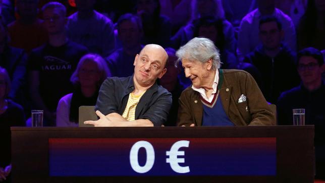 Bild: ARD/Morris Mac Matzen Rateteam-Kapitän Bernhard Hoëcker und der Schauspieler Bernd Herzsprung bilden ein Rateteam.