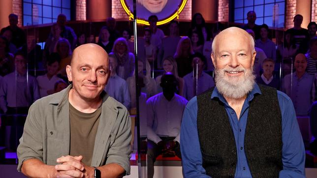 Bild: ARD/Morris Mac Matzen Rateteam-Kapitän Bernhard Hoëcker und der Schauspieler Bill Mockridge bilden ein Rateteam.