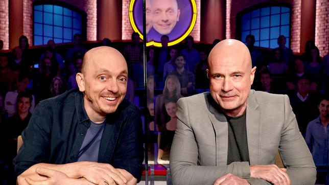 Bild: ARD/Morris Mac Matzen Rateteam-Kapitän Bernhard Hoëcker und der Schauspieler Christian Berkel bilden ein Rateteam.