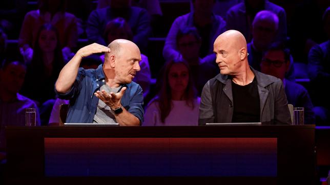 Bild: ARD/Morris Mac Matzen Rateteam-Kapitän Bernhard Hoëcker und der Schauspieler Christian Berkel versuchen gemeinsam, die richtige Antwort zu finden.