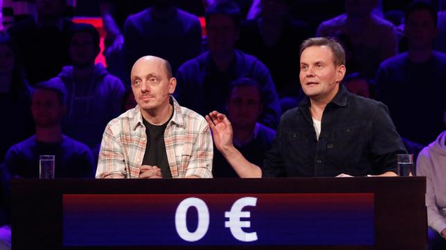 Bild: ARD/Morris Mac Matzen Rateteam-Kapitän Bernhard Hoëcker und der Schauspieler Devid Striesow bilden ein Rateteam.