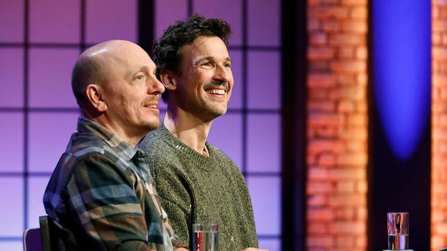 Bild: ARD/Morris Mac Matzen Rateteam-Kapitän Bernhard Hoëcker und der Schauspieler, Drehbuchautor und Filmregisseur Florian David Fitz bilden ein Rateteam.