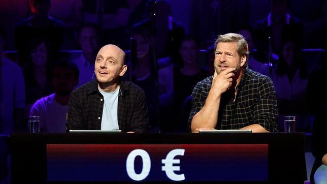 Bild: ARD/Morris Mac Matzen Rateteam-Kapitän Bernhard Hoëcker und der Schauspieler Henning Baum bilden ein Rateteam.