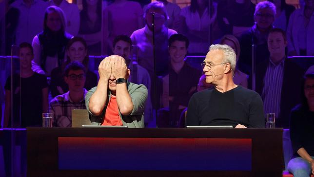 Bild: ARD/Morris Mac Matzen Rateteam-Kapitän Bernhard Hoëcker und der Schauspieler Klaus J. Behrendt bilden ein Rateteam.