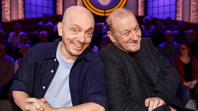 Bild: ARD/Morris Mac Matzen Rateteam-Kapitän Bernhard Hoëcker und der Schauspieler Leonard Lansink bilden ein Rateteam.