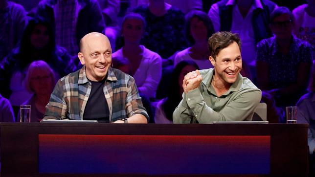 Bild: ARD/Morris Mac Matzen Rateteam-Kapitän Bernhard Hoëcker und der Schauspieler Ludwig Trepte treten zusammen gegen Nikolai Kinski und Elton an.