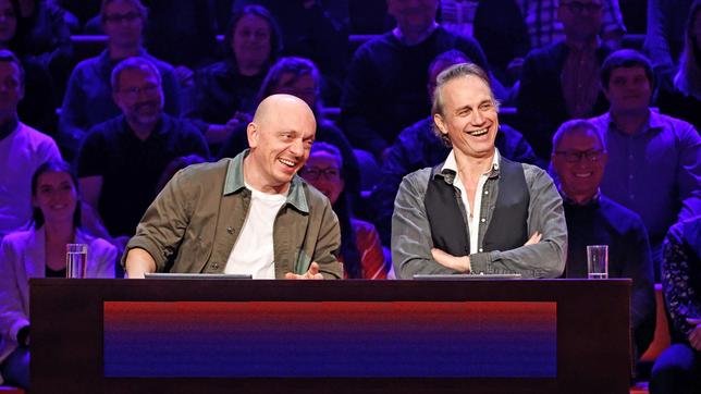 Bild: ARD/Morris Mac Matzen Rateteam-Kapitän Bernhard Hoëcker und der Schauspieler Ralf Bauer bilden ein Rateteam.