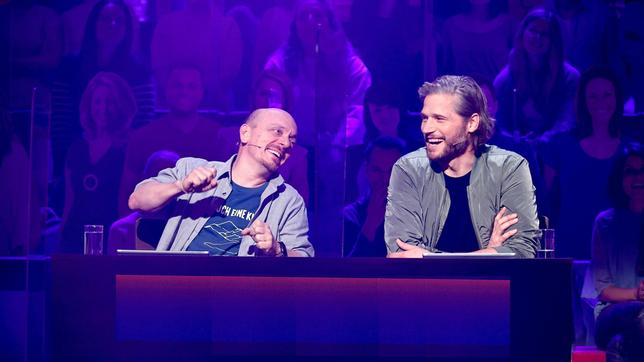 Bild: ARD/Morris Mac Matzen Rateteam-Kapitän Bernhard Hoëcker und der Schauspieler Sebastian Ströbel bilden ein Rateteam.