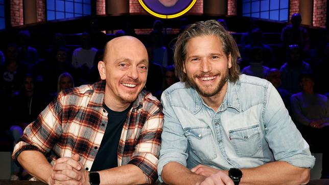 Bild: ARD/Morris Mac Matzen Rateteam-Kapitän Bernhard Hoëcker und der Schauspieler Sebastian Ströbel bilden ein Rateteam.