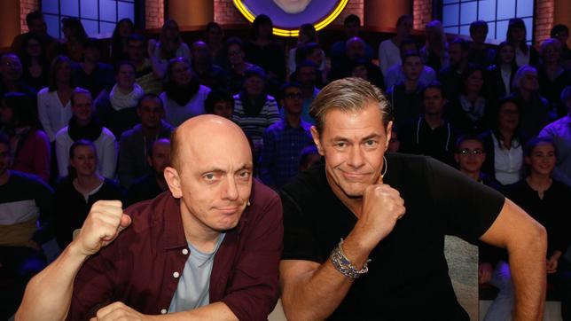 Bild: ARD/Morris Mac Matzen Rateteam-Kapitän Bernhard Hoëcker und der Schauspieler Sven Martinek bilden ein Rateteam.