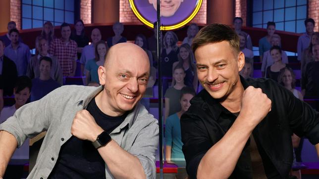 Bild: ARD/Morris Mac Matzen Rateteam-Kapitän Bernhard Hoëcker und der Schauspieler Tom Wlaschiha bilden ein Rateteam.