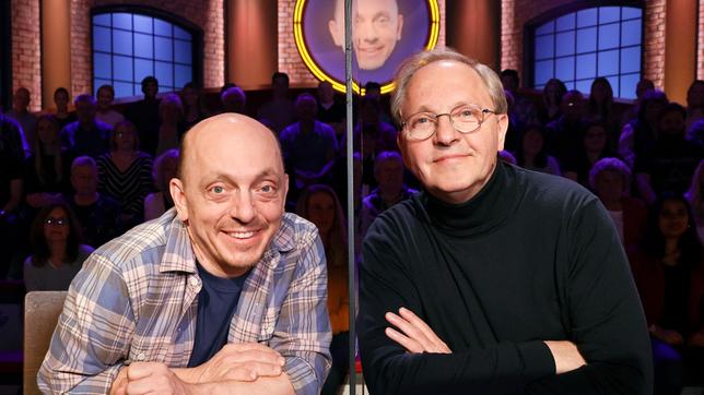 Bild: ARD/Morris Mac Matzen Rateteam-Kapitän Bernhard Hoëcker und der Schauspieler und Sänger Olli Dittrich bilden ein Rateteam.