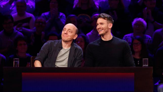 Bild: ARD/Morris Mac Matzen Rateteam-Kapitän Bernhard Hoëcker und der Schauspieler Vladimir Burlakov bilden ein Rateteam.