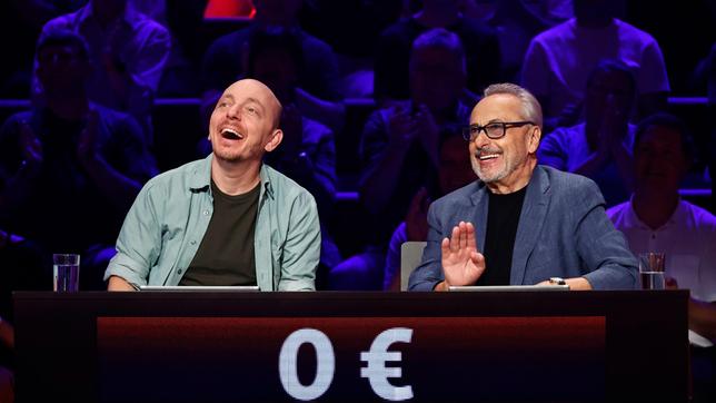 Bild: ARD/Morris Mac Matzen Rateteam-Kapitän Bernhard Hoëcker und der Schauspieler Wolfgang Stumph bilden ein Rateteam.