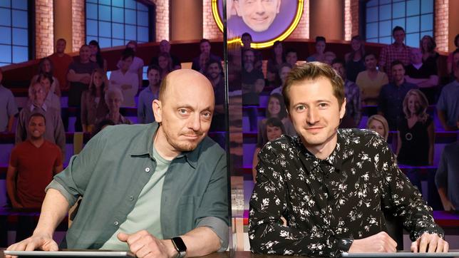 Bild: ARD/Morris Mac Matzen Rateteam-Kapitän Bernhard Hoëcker und der YouTuber Alexander Hazy, 'Izzi' bilden ein Rateteam.