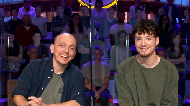 Bild: ARD/Morris Mac Matzen Rateteam-Kapitän Bernhard Hoëcker und der YouTuber und Musiker, Roman Lochmann bilden ein Rateteam.