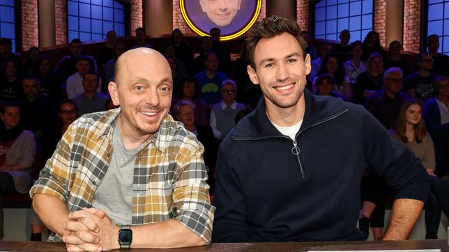 Bild: ARD/Morris Mac Matzen Rateteam-Kapitän Bernhard Hoëcker und der Zehnkämpfer Niklas Kaul bilden ein Rateteam.