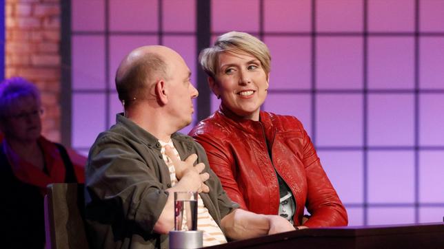Bild: ARD/Morris Mac Matzen Rateteam-Kapitän Bernhard Hoëcker und die ehemalige Speerwerferin Christina Obergföll bilden ein Rateteam.
