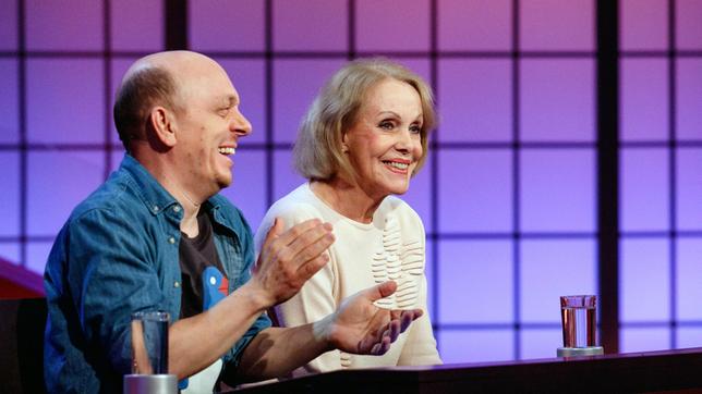Bild: ARD/Morris Mac Matzen Rateteam-Kapitän Bernhard Hoëcker und die Entertainerin Ellen Kessler bilden ein Rateteam.