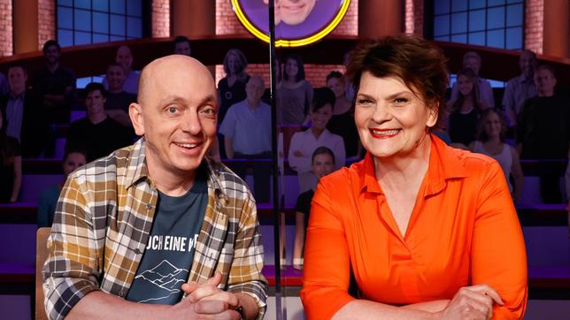 Bild: ARD/Morris Mac Matzen Rateteam-Kapitän Bernhard Hoëcker und die Entertainerin Gayle Tufts bilden ein Rateteam.