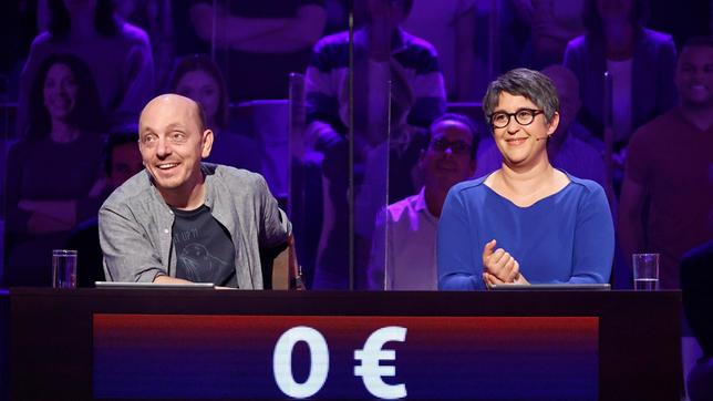 Bild: ARD/Morris Mac Matzen Rateteam-Kapitän Bernhard Hoëcker und die Fernsehjournalistin Shakuntala Banerjee bilden ein Rateteam.