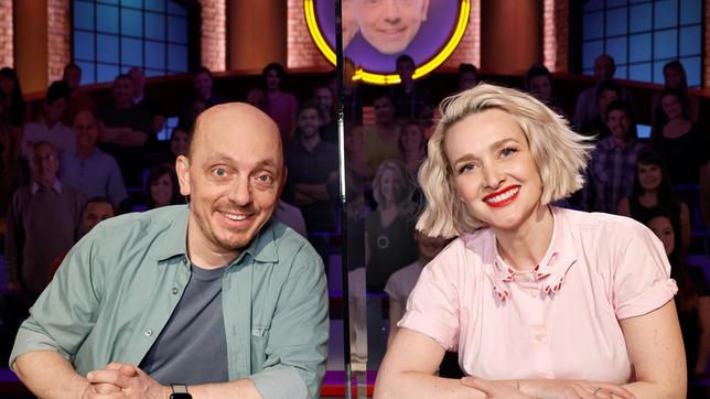Bild: ARD/Morris Mac Matzen Rateteam-Kapitän Bernhard Hoëcker und die Fernsehmoderatorin Ariane Alter bilden ein Rateteam.