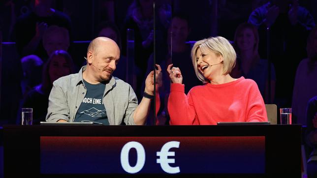 Bild: ARD/Morris Mac Matzen Rateteam-Kapitän Bernhard Hoëcker und die Fernsehmoderatorin Carmen Nebel bilden ein Rateteam.