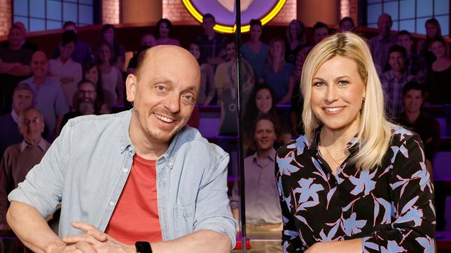 Bild: ARD/Morris Mac Matzen Rateteam-Kapitän Bernhard Hoëcker und die Fernsehmoderatorin Nadine Krüger bilden ein Rateteam.