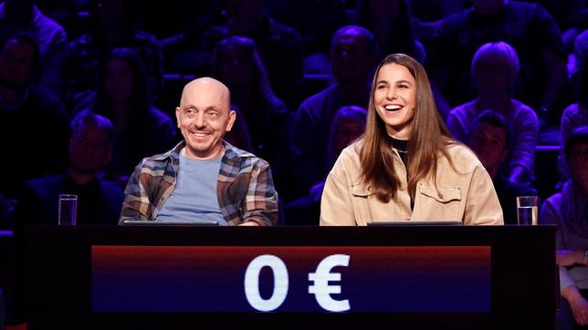 Bild: ARD/Morris Mac Matzen Rateteam-Kapitän Bernhard Hoëcker und die Fußballspielerin Lena Oberdorf bilden ein Rateteam.