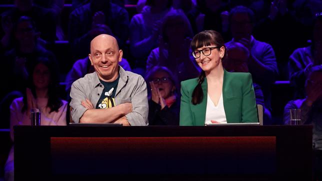 Bild: ARD/Morris Mac Matzen Rateteam-Kapitän Bernhard Hoëcker und die Gefragt-Gejagt-Quizspielerin und Lektorin Annegret Schenkel bilden ein Rateteam.