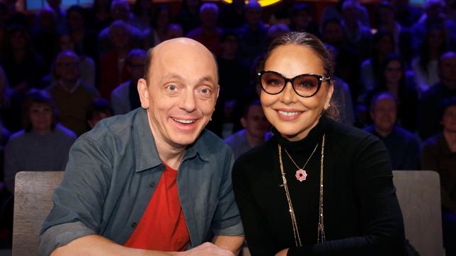 Bild: ARD/Morris Mac Matzen Rateteam-Kapitän Bernhard Hoëcker und die italienische Schauspielerin Ornella Muti bilden ein Rateteam.