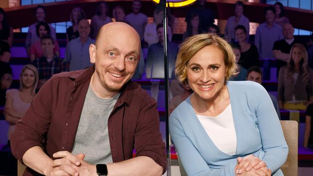 Bild: ARD/Morris Mac Matzen Rateteam-Kapitän Bernhard Hoëcker und die Journalistin und Tagesthemen-Moderatorin Caren Miosga bilden ein Rateteam.