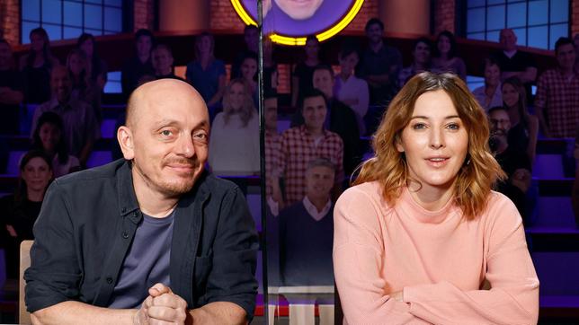 Bild: ARD/Morris Mac Matzen Rateteam-Kapitän Bernhard Hoëcker und die Moderatorin Jeannine Michaelsen bilden ein Rateteam.