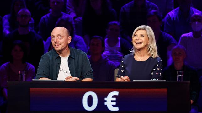 Bild: ARD/Morris Mac Matzen Rateteam-Kapitän Bernhard Hoëcker und die Moderatorin und Sängerin Marianne Hartl, bilden ein Rateteam.