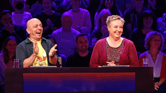 Bild: ARD/Morris Mac Matzen Rateteam-Kapitän Bernhard Hoëcker und die Quizspielerin in der ARD-Fernsehsendung "Gefragt – Gejagt" Adriane Rickel bilden ein Rateteam.