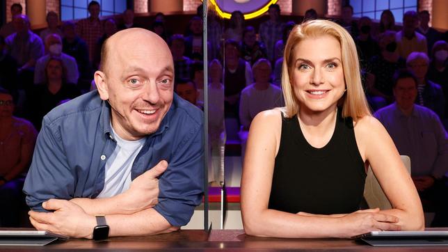 Bild: ARD/Morris Mac Matzen Rateteam-Kapitän Bernhard Hoëcker und die Sängerin Jeannette Biedermann bilden ein Rateteam.