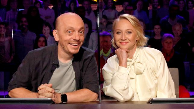 Bild: ARD/Morris Mac Matzen Rateteam-Kapitän Bernhard Hoëcker und die Schauspielerin Anna Maria Mühe bilden ein Rateteam.
