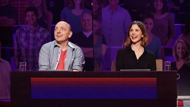 Bild: ARD/Morris Mac Matzen Rateteam-Kapitän Bernhard Hoëcker und die Schauspielerin Aylin Tezel bilden ein Rateteam.